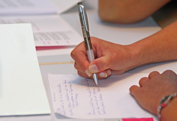 Como você lida com vieses de outras pessoas na sua produção de conteúdo institucional?