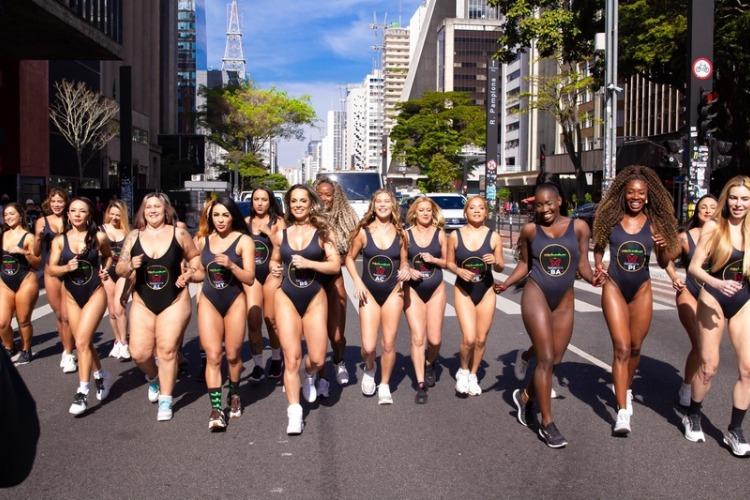 Candidatas ao título de ‘Miss Bumbum Brasil 2026’ participam da tradicional corrida na Avenida Paulista