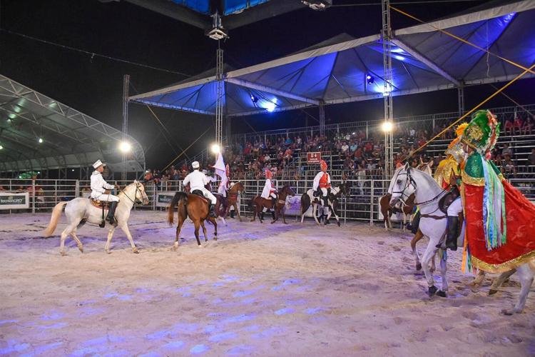 Abertura do rodeio apresenta cavalaria da Festa de São Tiago