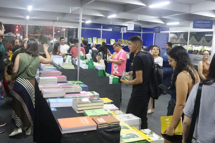 Senado Federal leva livros a preço de custo e amplia acesso à leitura na Folia Literária Internacional do Amapá