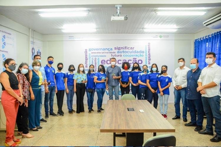 Estudantes e professores comemoram entrega de novos espaços da escola Maria do Carmo Viana