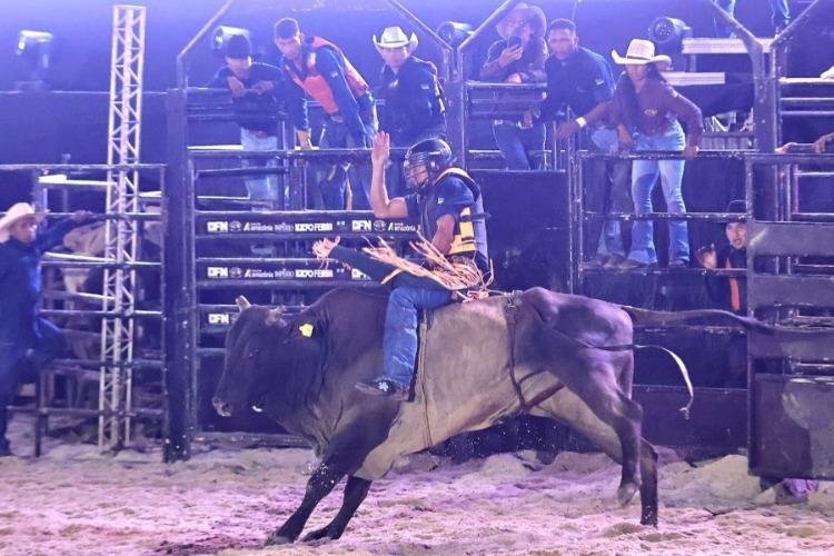 Rodeio da Expofeira 2026 movimenta a Arena Rio Amazonas e segue com novas disputas