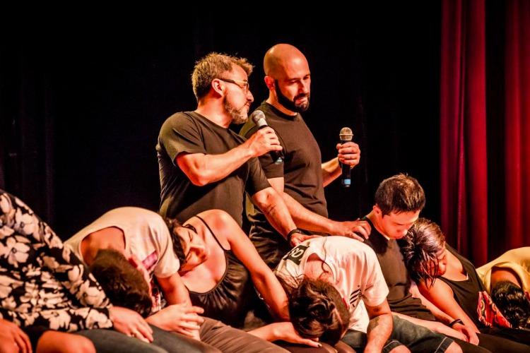 POW Festival 2025 recebe espetáculo de hipnose cômica 