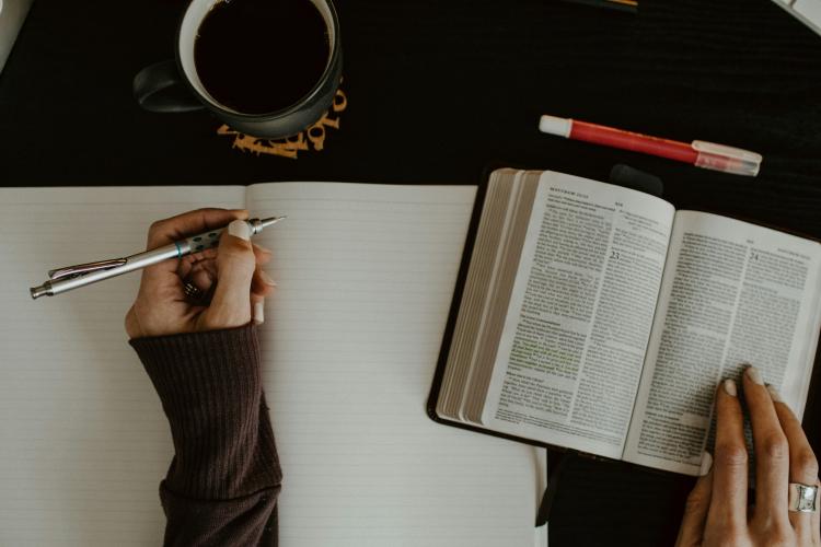Glorify lança segunda edição do livro físico de devocionais diários
