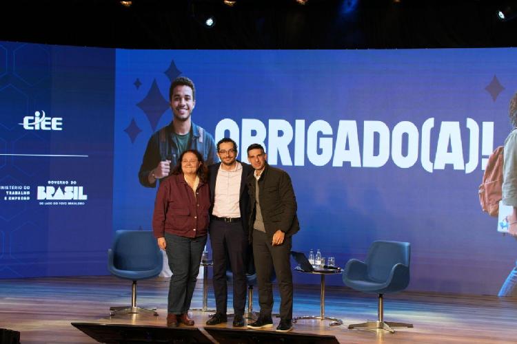 Apesar de queda no desemprego e avanço na formalização, a permanência no primeiro emprego é o principal desafio da juventude no Brasil