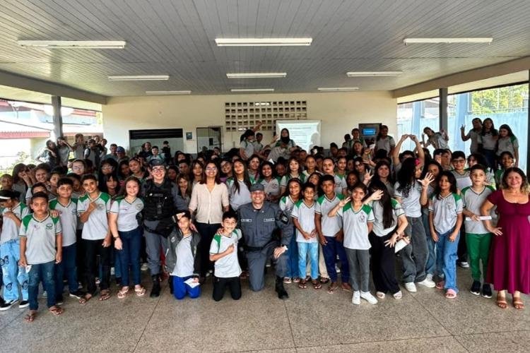 Batalhão de Trânsito realiza palestra sobre o Agosto Lilás na Escola Estadual Maria Angélica Pereira Góes