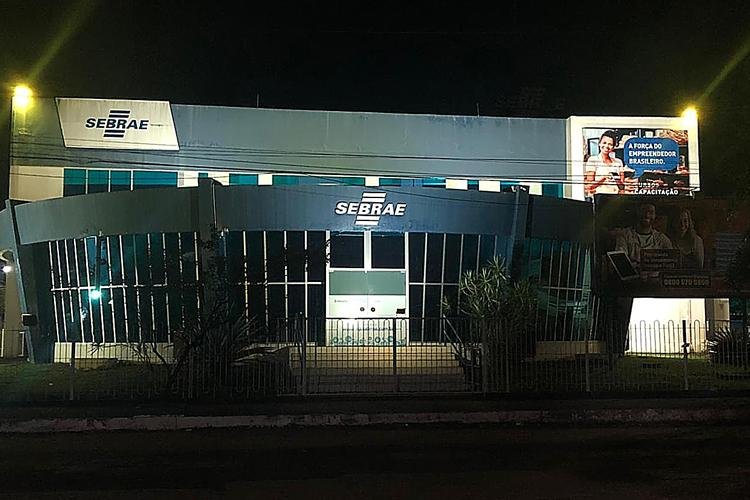 Prédio do Sebrae adere iluminação amarela em campanha de prevenção ao suicídio
