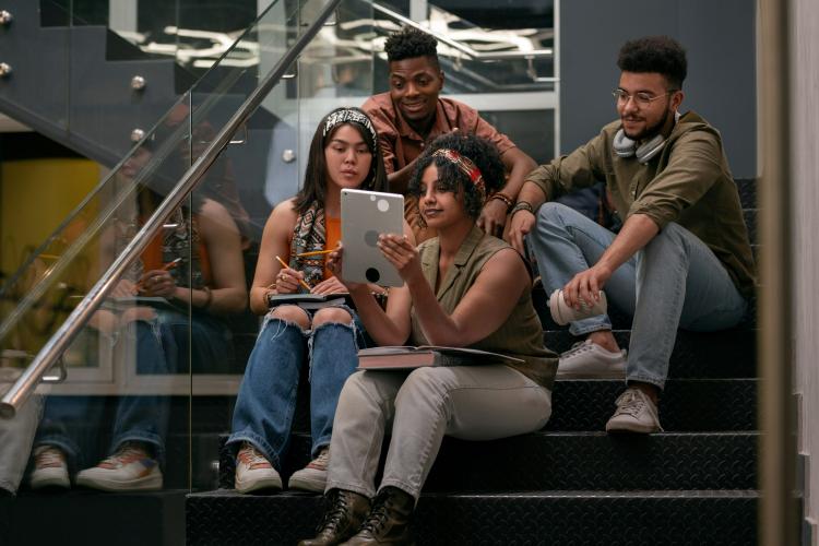 4 em cada 10 universitários já trancaram o curso universitário por não conseguir pagar mensalidades, revela pesquisa da Serasa