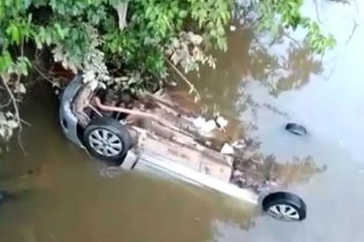 Carro com 3 pessoas cai de ponte em rio na Zona Rural de Macapá; ninguém ficou ferido