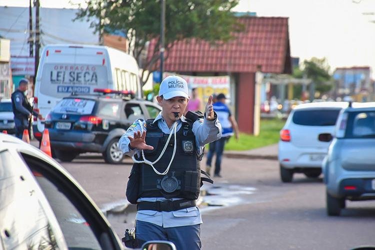 Operação integrada apresenta 99 autuações de trânsito e apreende arma e munição