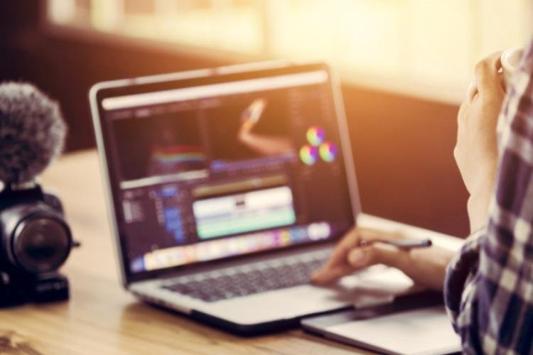 Santander X oferece mais de 60 cursos online gratuitos de IA, marketing digital, finanças e dados para PMEs