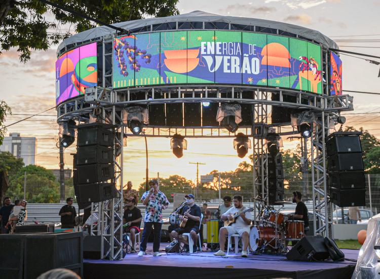 Primeiro dia do Festival Energia de Verão reúne famílias e abre programação com muito samba e pagode em Macapá