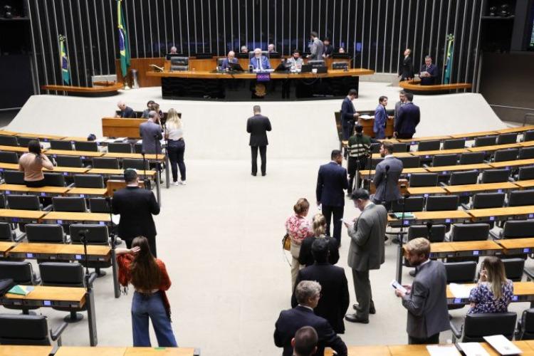 Câmara aprova urgência para projeto que isenta folha de salários do ISS