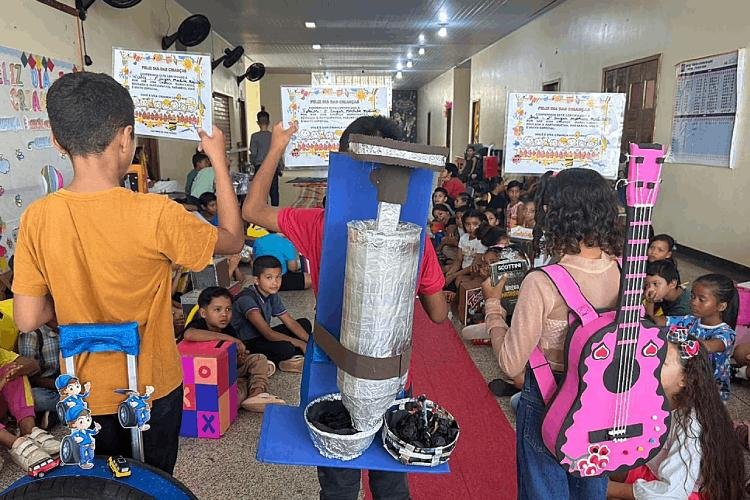 Alunos do ensino fundamental se destacam com Mochila Maluca no Projeto Semana da Criança no Anexo Deniur