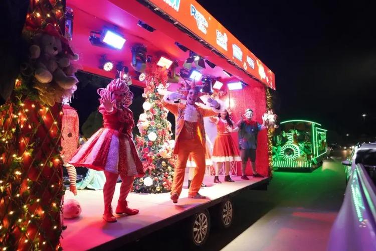 Famílias e turistas prestigiam a passeata do Papai Noel, que levou a magia do Natal à orla de Macapá e reforçou o clima de confraternização na cidade