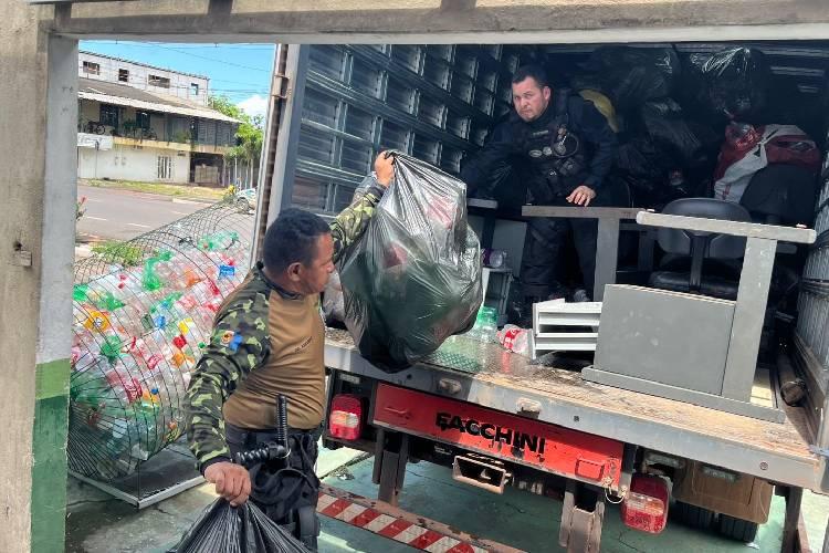 Prefeitura de Santana doa garrafas PET ao Iapen em ação de conscientização ambiental