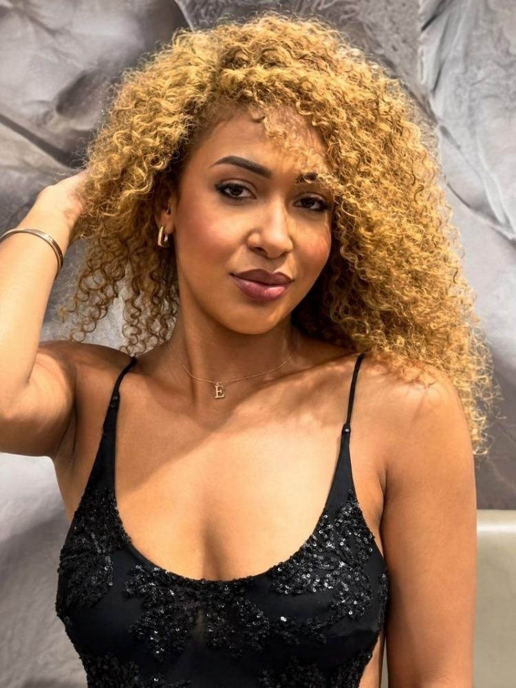 Loira ou morena? Influenciadora afirma que Instagram entrega mais seus posts quando aparece de lace loira