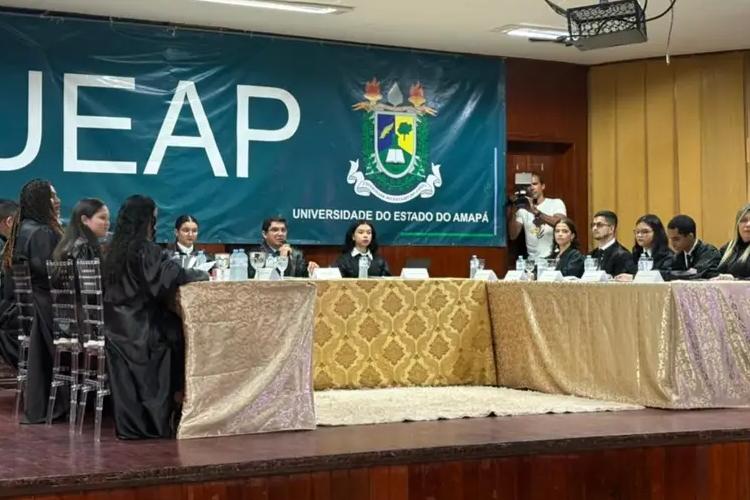 Simulação de sessão do Supremo Tribunal Federal leva prática jurídica para sala de aula no curso de Direito da Ueap