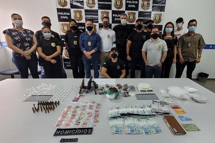 HOMEM É PRESO EM FLAGRANTE COM TRÊS ARMAS DE FOGO, MUNIÇÕES, DINHEIRO FALSO E CERCA DE R$ 80 MIL EM DROGAS