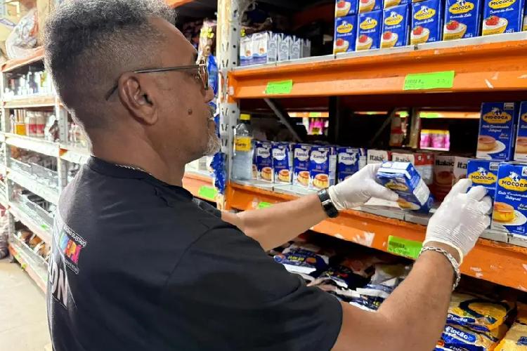 Procon Amapá realiza atividades educativas e fiscalizações em Oiapoque com autuação de 6 empreendimentos por venda de produtos vencidos