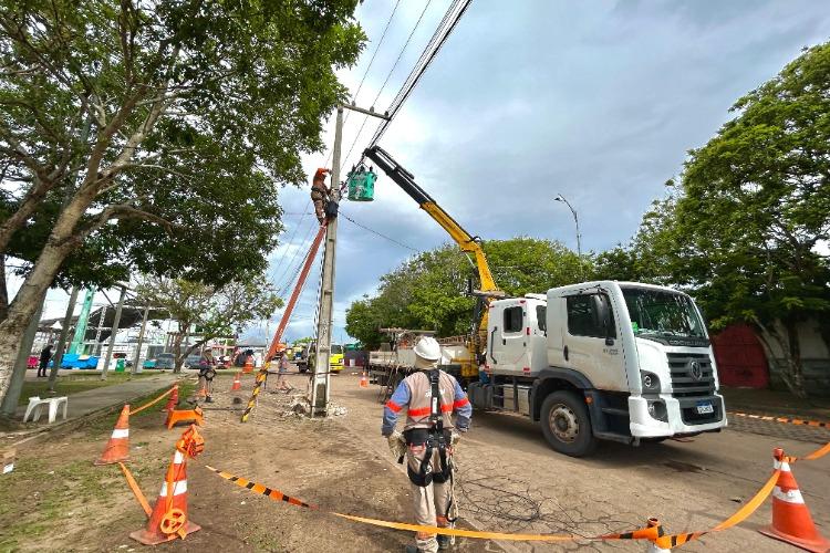 CEA Equatorial avança com obras de modernização da rede elétrica no Amapá; saiba os locais que recebem manutenção