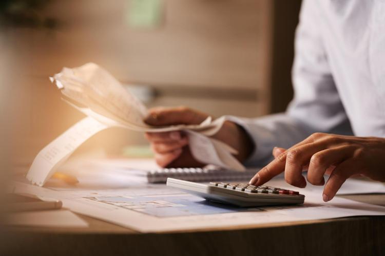 67% dos brasileiros vão usar a restituição do IR para quitar dívidas, pagar uma conta básica ou inesperada e limpar o nome, revela Serasa
