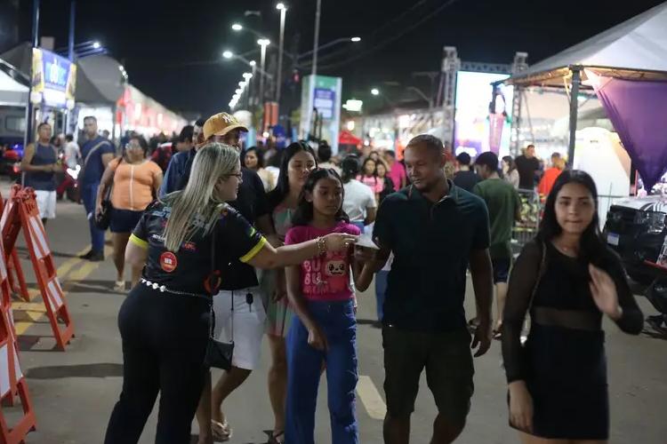 Detran Amapá tira dúvidas sobre leilões em estande da Expofeira; veja perguntas e respostas