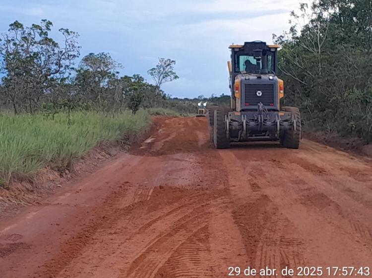 Prefeitura realiza serviço paliativo de manutenção na estrada de acesso à comunidade Igarapé do Lago