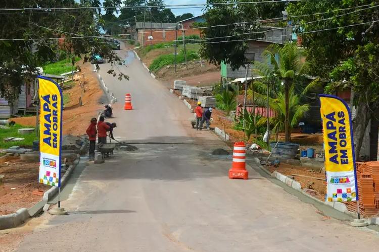 Moradores do Parque Aeroportuário em Macapá recebem 2,5 quilômetros de rua pavimentada pelo Governo do Amapá