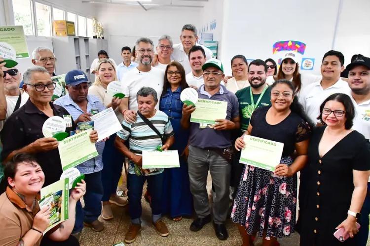 Floresta em pé e renda no campo: governador Clécio entrega certificados do Floresta+ Amazônia para agricultores de Serra do Navio