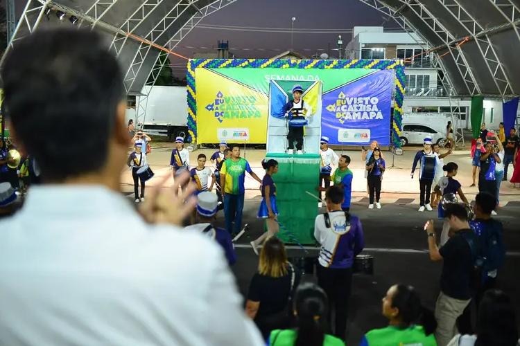 “O melhor de todos os tempos”, diz Clécio no desfile dos 82 anos do ex-Território