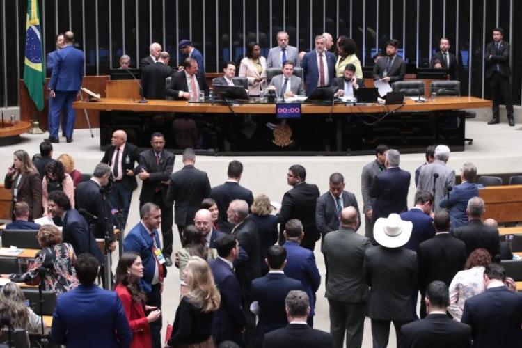 Deputados analisam em 2º turno a PEC que garante recursos mínimos para assistência social; acompanhe