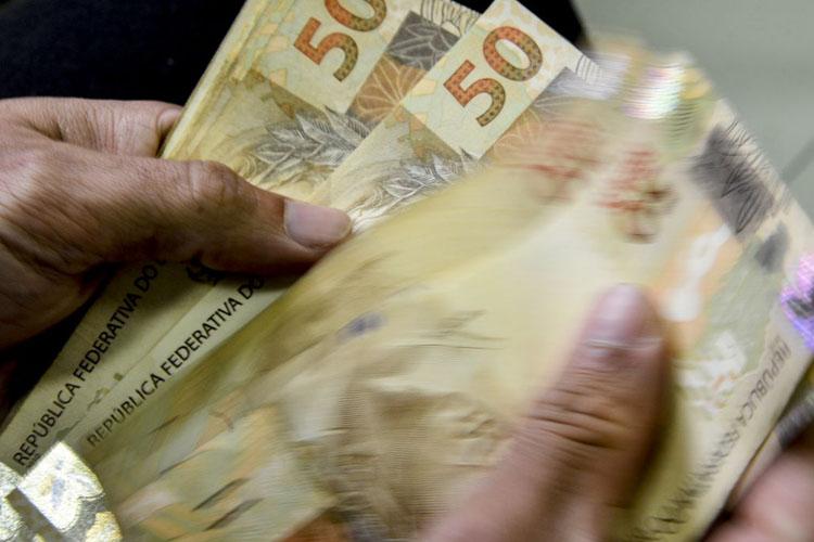 Brasileiros gastam mais de 50% do salário mínimo para comprar cesta básica