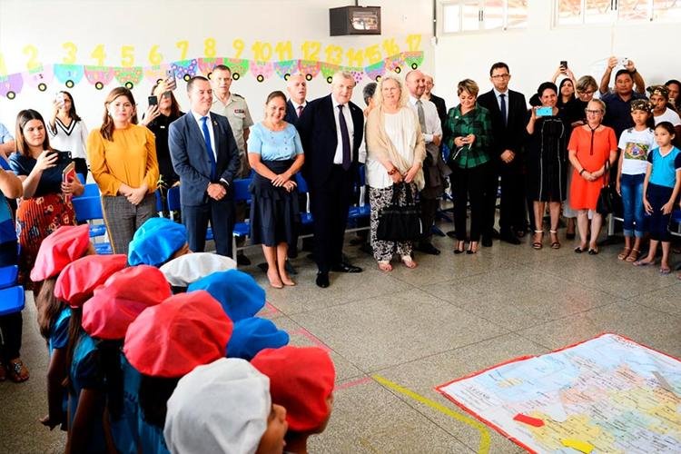Pronúncia da língua francesa por estudantes de escola bilíngue chama atenção de embaixador