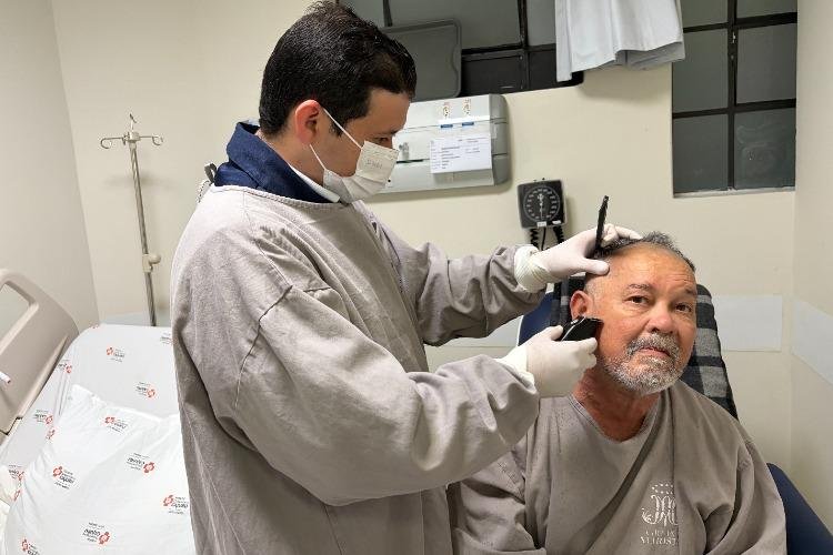 Enfermeiro transforma corte de cabelo em resgate à autoestima de pacientes em hospital 100% SUS