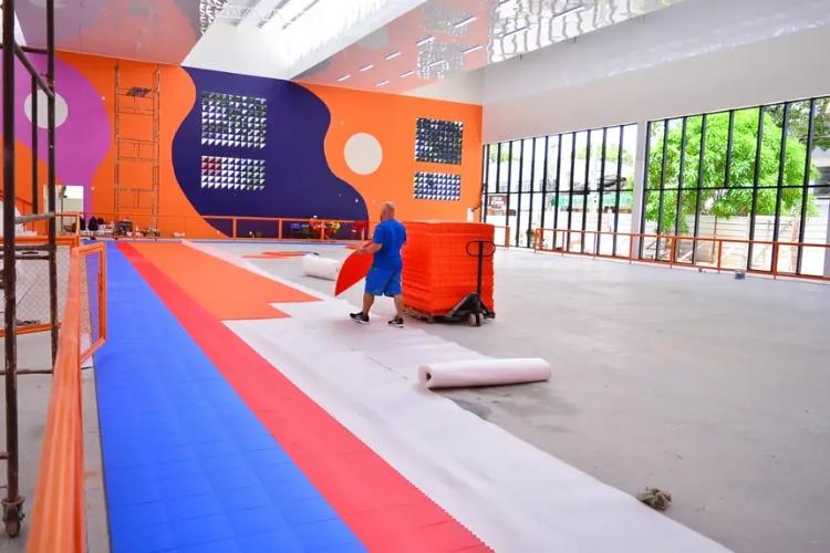 Governo do Amapá inicia instalação do piso modular do novo Ginásio Paulo Conrado, em Macapá