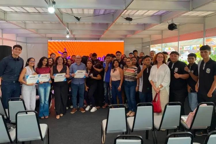 Educação financeira é tema de mesa-redonda com estudantes durante a Expofeira 2026