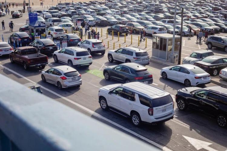 Filas, preços altos e trânsito: o desafio de estacionar em dias de show na capital