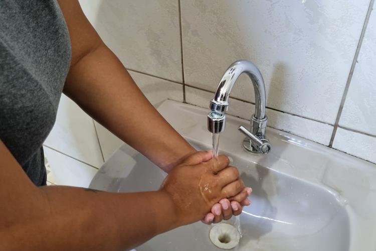 População de baixa renda pode pagar R$14 reais na fatura da água; confira os critérios do programa 