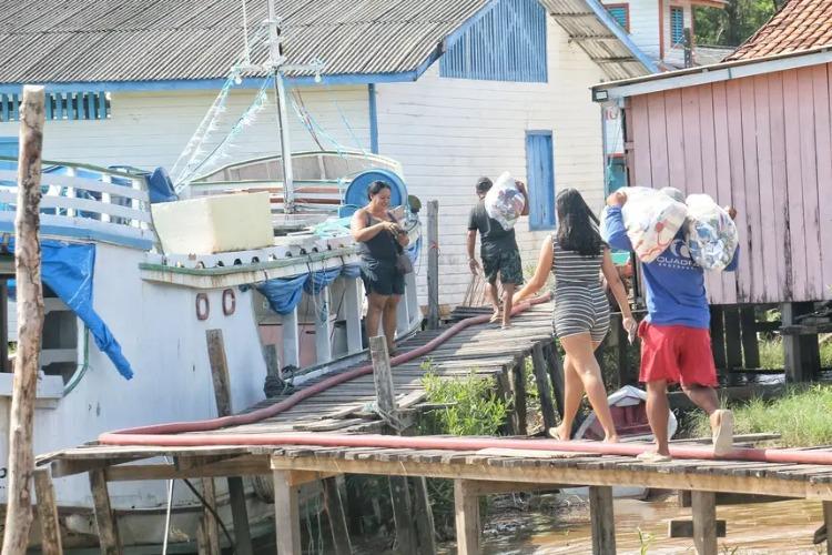 Governo do Amapá e Ministério da Integração Regional entregam alimentos e água potável à comunidade do Sucuriju