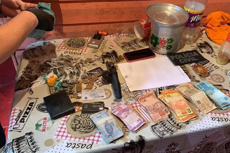 DROGAS, DINHEIRO E ARMA DE FOGO SÃO APREENDIDAS EM ÁREA DE PONTE NO NOVO HORIZONTE