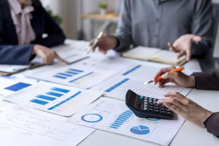 Fim da 6x1: preços mais altos ao consumidor, informalidade e  novos custos às empresas