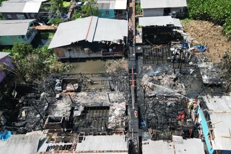 Incêndio atinge 10 casas no bairro Mutirão do Paraíso, no município de Santana, não houve registro de óbitos de pessoas