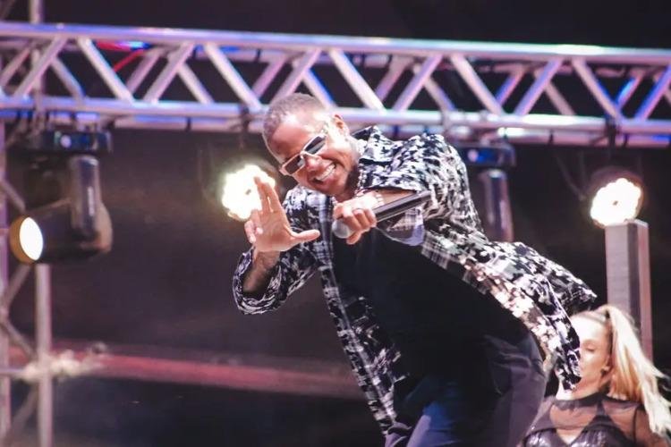 Léo Santana abre programação de shows nacionais da Expofeira 2026 neste sábado (8)