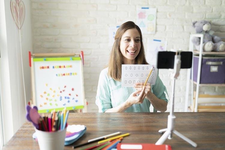 Pesquisa revela que o Brasil tem uma professora de Inglês para cada 300 alunos