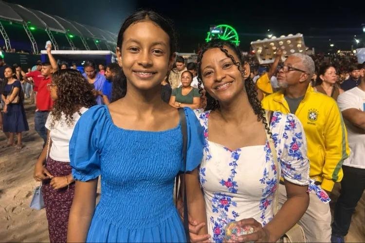 Mãe e filha compartilham paixão pelo grupo Diante do Trono em noite de fé e adoração na Expofeira 2026