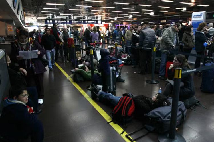 Crise financeira interrompe o sonho de estudantes brasileiros de medicina na Argentina