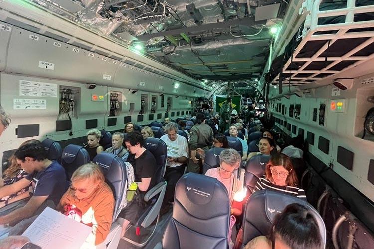 Terceiro voo com 69 brasileiros vindo de Israel decolou nesta quinta rumo a São Paulo