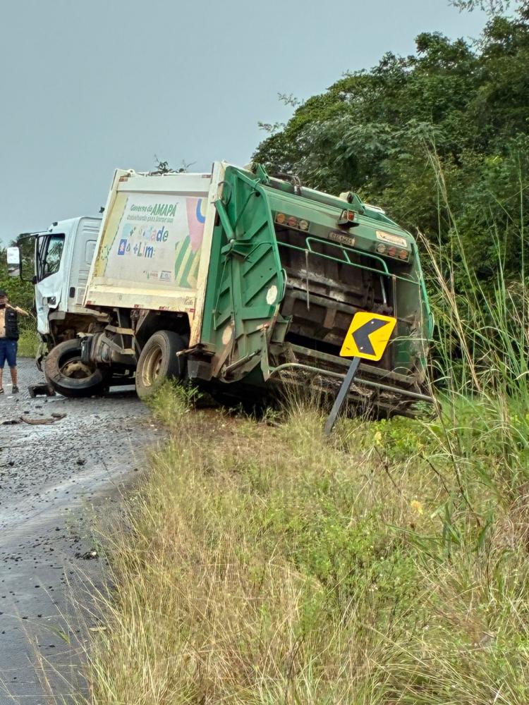 Colisão frontal entre caminhonete e caminhão de lixo é registrada na BR-156, no Amapá