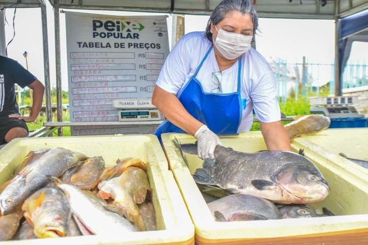 Com a presença da PM, Peixe Popular inicia vendas para Semana Santa